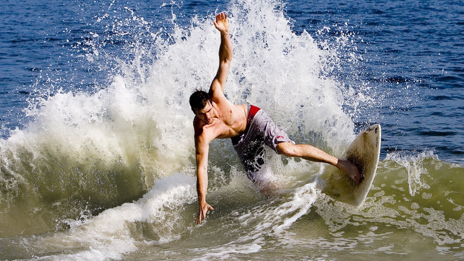 爱游戏官方入口-电竞内容全产业链布局：从赛事、直播到文化衍生品的多元拓展，何为电竞产业